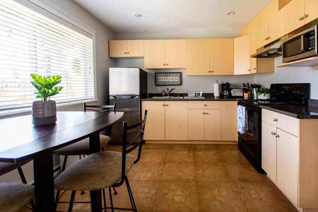 Beautiful & Cozy 1 Bedroom 1 Bath In The Westshore Victoria Exteriér fotografie